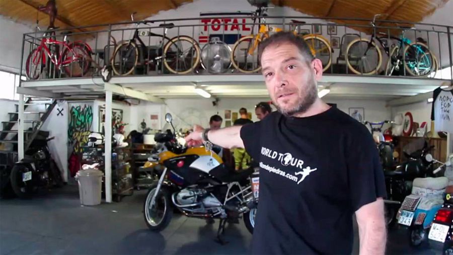 Miquel Silvestre en el taller de moto