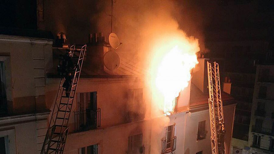 Bomberos combatiendo las llamas del incendio en el edificio de la calle Myrha de París, en el que han muerto ocho personas.