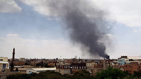 Una columna du humo asciende hacia el cielo en el lugar donde se ha producido un bombardeo de la coalición árabe liderada por Arabia Saudí, en Saná, Yemen, el 2 de septiembre del 2015.