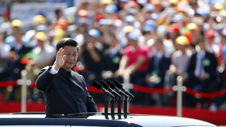 El presidente chino, Xi Jinping, pasa revista a las tropas durante el desfile en la plaza de Tiananmen. REUTERS/Damir Sagolj
