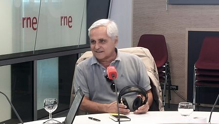 Juan Cruz presenta 'El niño descalzo' en 'Las mañanas de RNE'