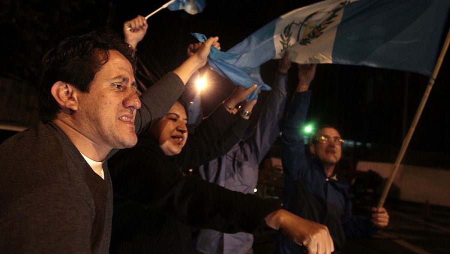Guatemaltecos celebran en las calles de la capital la dimisión del presidente, Otto Pérez Molina, acusado de corrupción. EFE/Esteban Biba