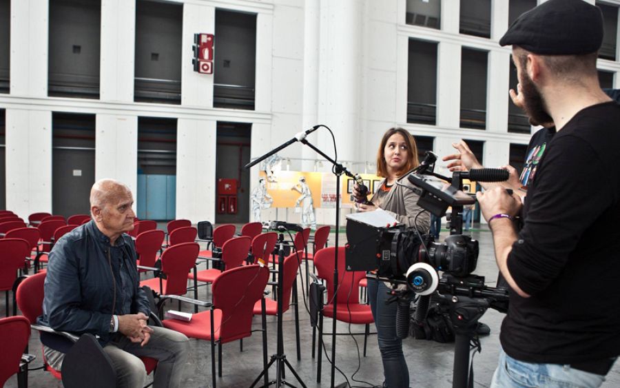 Los responsables del documental entrevistando al maestro Juan Giménez