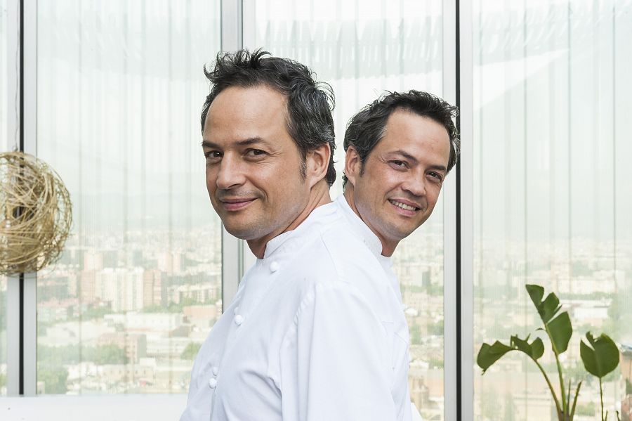 Javier y Sergio, los gemelos Torres, trabajando en la cocina