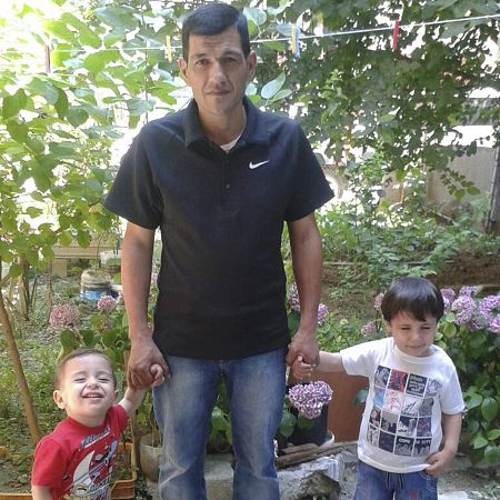 Abdulá Kurdi posa con sus dos hijos, Ayilan y Galip, ambos fallecidos cuando tratatan de alcanzar las costas griegas.