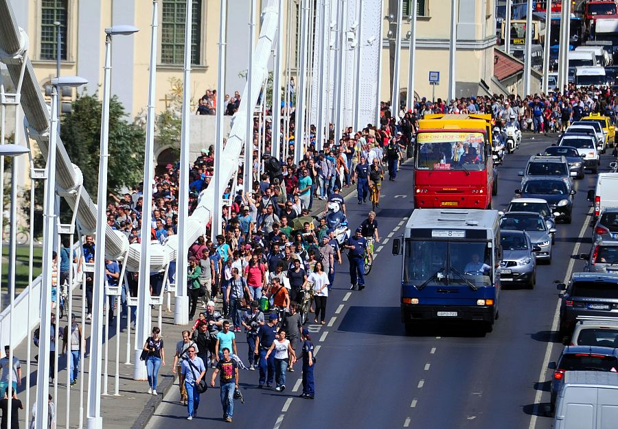 Cientos de refugiados cruzan el puente Elisabet tras abandonar la estación de Keleti con el objetivo de llegar a pie a Austria.