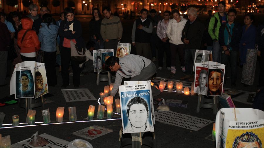 Fotografía de archivo en el que un grupo de personas rezan por los 43 estudiantes desaparecidos en México