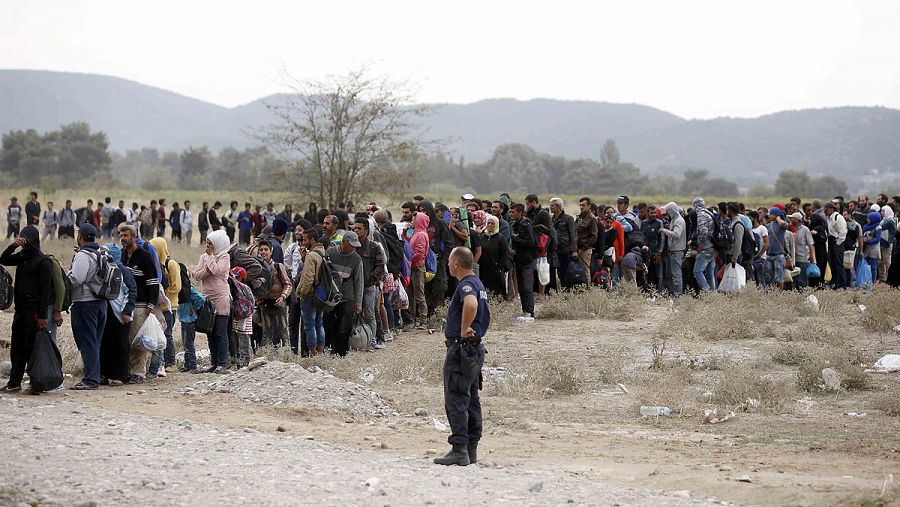 Migrantes esperan para ser registrados tras cruzar la frontera entre Macedonia y Grecia