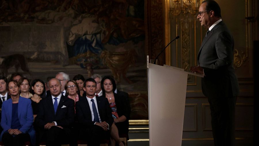 Miembros del Gobierno escuchan al presidente francés, François Hollande, durante su comparecencia en el Elíseo. REUTERS/Philippe Wojazer