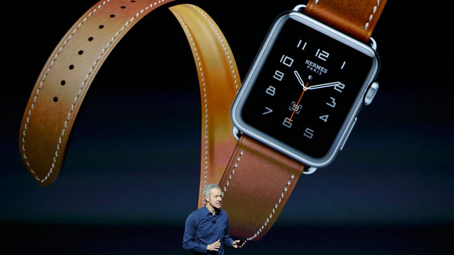 El vicepresidente senior de Operaciones de Apple, Jeff Williams, con una imagen del Apple Watch con correa de Hermes