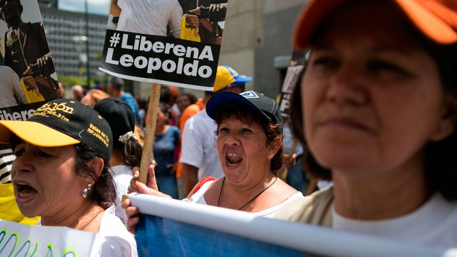 Seguidores del opositor venezolano Leopoldo López, gritan consignas y se manifiestan con pancartas frente al palacio de Justicia donde se espera que se dicte sentencia en su caso.
