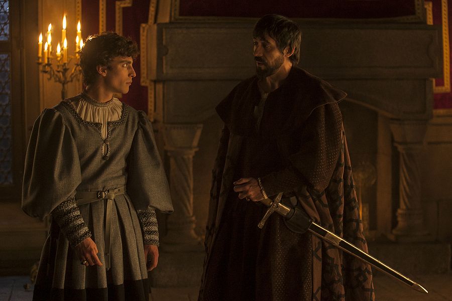 Carlos quiere hacerse con el favor de su hermano Fernando