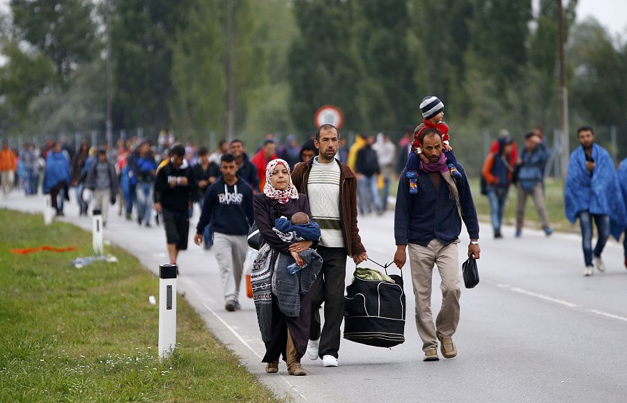 Un grupo de migrantes camina por la autopista de camino a la capital austriaca tras cruzar la frontera con Hungría.