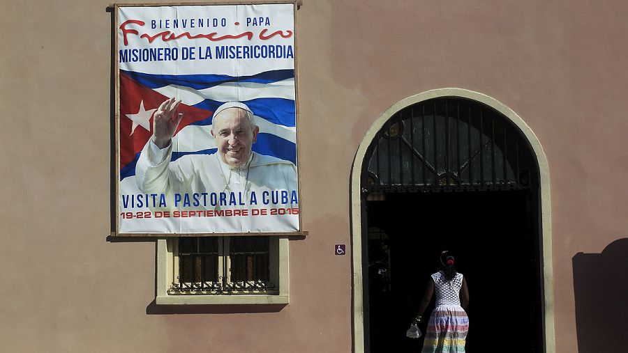 Iglesia con un cartel alusivo a la visita del papa Francisco en Santiago de las Vegas, Cuba