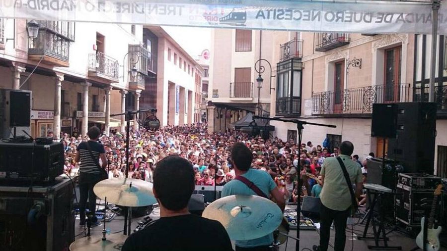 Señores en pleno festival