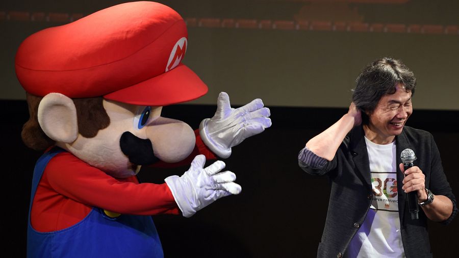 Super Mario con su creador Shigeru Miyamoto
