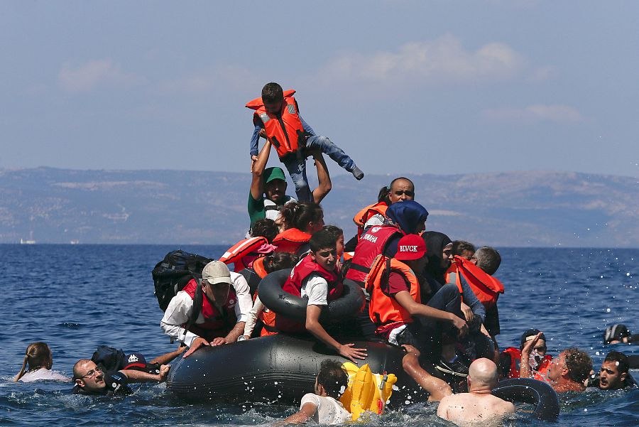 Refugiados a su llegada a la costa de Mytilini en la Isla de Lesbos.