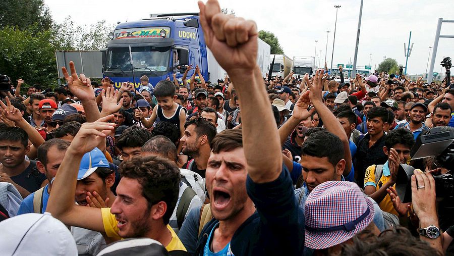 Migrantes protestan por el cierre de la frontera húngara en Horgos, Serbia. REUTERS/Marko Djurica