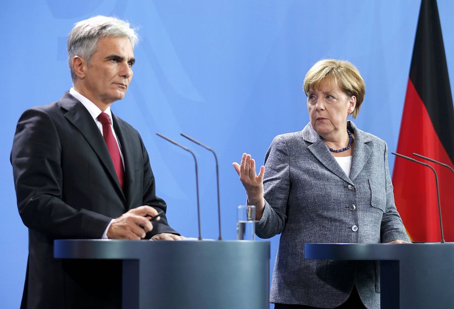 La canciller alemana, Angela Merkel, y su homólogo austriaco, Werner Faymann, en una rueda de prensa en Berlín este martes.