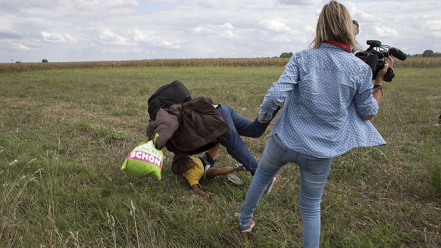 La camarógrafa húngara, Petra László, dando una patada a un hombre sirio y a su hijo que huyen, en Roszke, Hungría