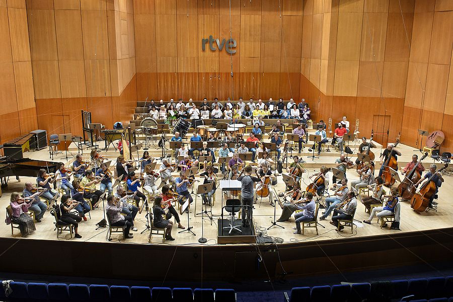 La Orquesta y Coro RTVE durante la grabación de la banda sonora de 'Teresa'