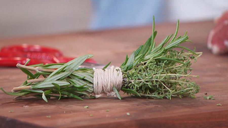 Un pincel natural de romero para cocinar y pintar la carnes