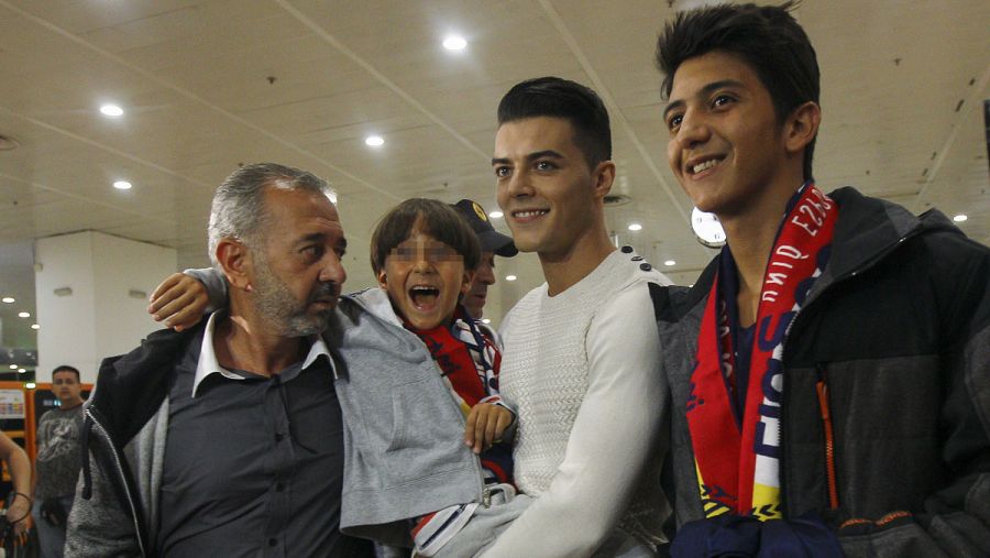 El refugiado sirio zancadilleado por una periodista a su llegada a la estación de tren de Barcelona