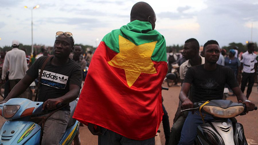 Un manifestante con la bandera nacional protesta contra el golpe de Estado en Uagadugú, Burkina Faso