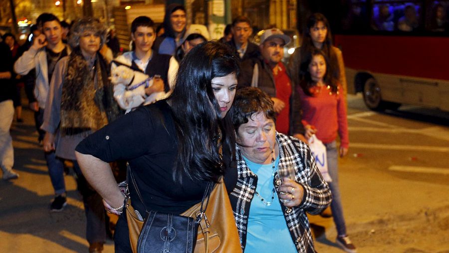 Vecinos de Valparaiso buscan refugio en la parte alta de la ciudad tras el terremoto de magnitud 8,3 que ha golpeado Chile. REUTERS/Rodrigo Garrido