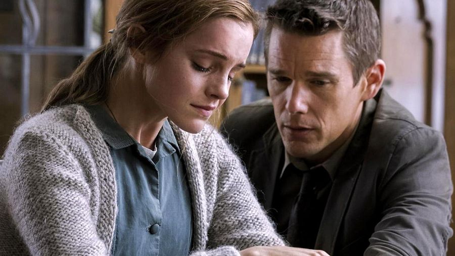 Emma Watson y Ethan Hawke en una escena de 'Regression', la nueva película de Alejandro Amenábar