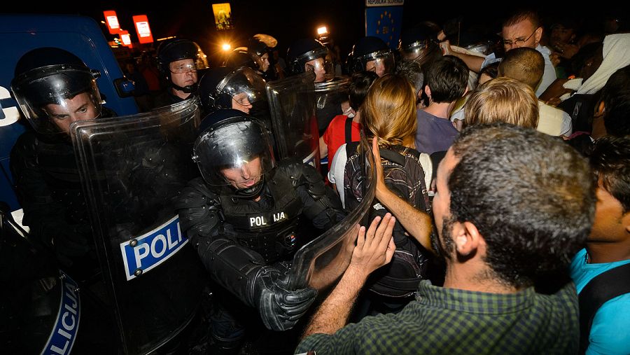 La Policía de Eslovenia carga contra los refugiados en la localidad de Rigonce, fronteriza con Croacia, el 18 de septiembre de 2015 AFP PHOTO / JURE MAKOVEC