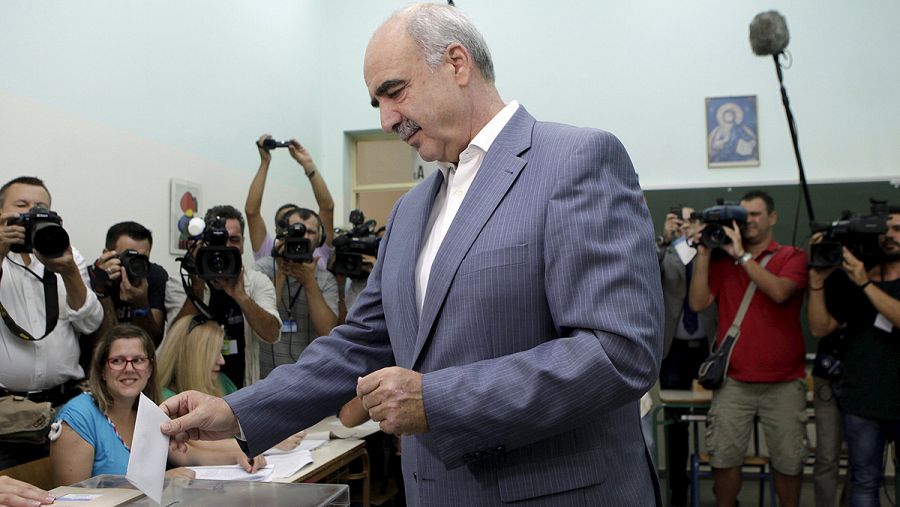 El candidato de la conservadora Nueva Democracia, Evangelos Meimarakis, vota en un colegio de Atenas. REUTERS/Dimitris Michalakis