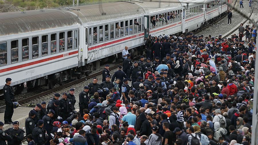 Migrantes esperan para subir a un tren en la estación de Tovarnik, en Croacia.  REUTERS/Antonio Bronic