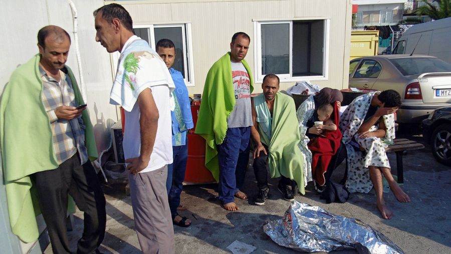 Lesbos, Grecia: supervivientes del naufragio de una barca en la que viajaban 46 personas y que chocó con un fery frente a la costa turca, el 20 de septiembre de 2015. EFE/EPA/STRATIS BALASKAS
