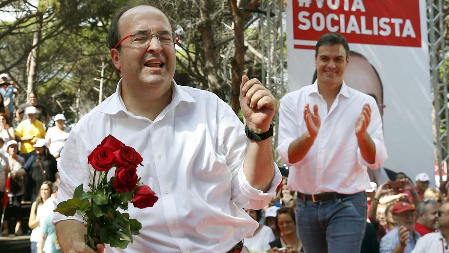 Miquel Iceta, el candidato del PSC, se marca otro baile en presencia de Pedro Sánchez tras su intervención en la Fiesta de la Rosa en la Pineda de Gavá.