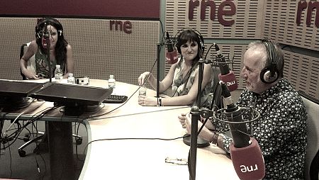 María Rozalén con Paloma Arranz y Pancho Varona en los estudios de Rne