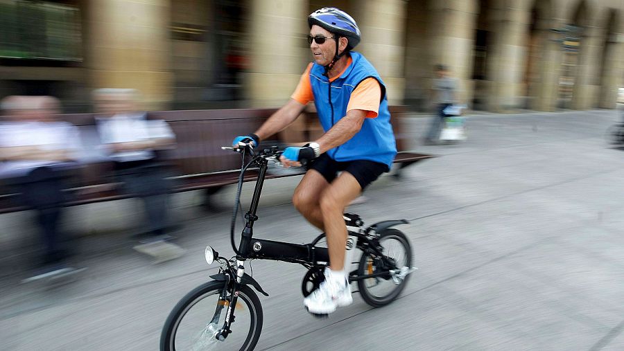 Un hombre recorre en una bicicleta eléctrica durante uno de los actos con motivo de la 