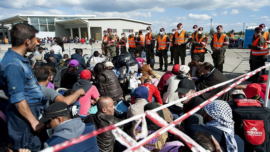 Soldados vigilan a los inmigrantes procedentes de Hungría en un aparcamiento de camiones cerca de Nickelsdorf, Austria, 21 de septiembre de 2015. EFE/Csaba Krizsan