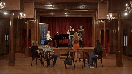 Hemos convocado a varios estudiantes de canto del Conservatorio del Liceo de Barcelona para que realicen un casting