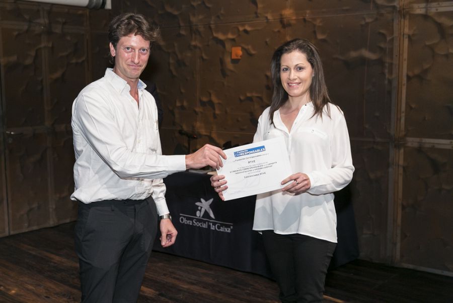 Sara Martín recoge la mención especial que ha obtenido RTVE en la VI edición de los Premios Corresponsables