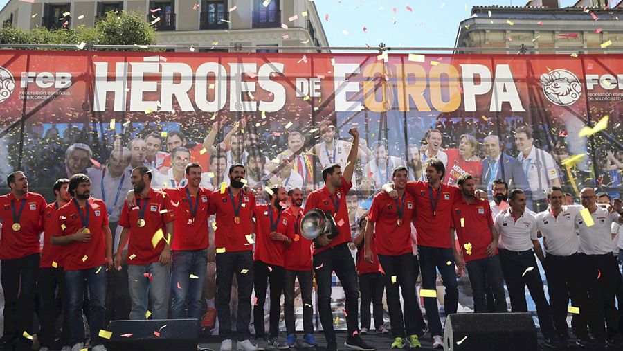 La selección española celebra el título con la afición en Madrid
