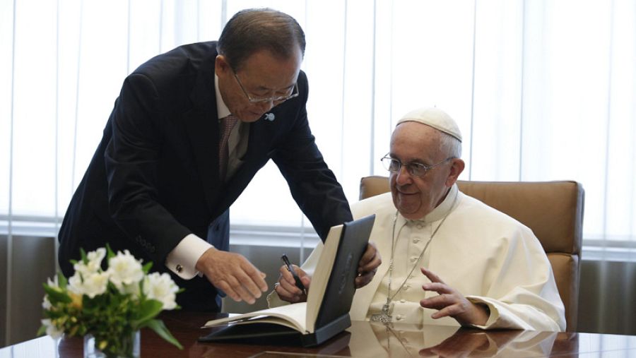 El papa Francisco firma en el libro de invitados junto al secretario general de la ONU, Ban Ki-moon durante su visita a las Naciones Unidas.