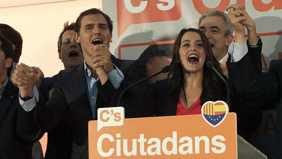 Inés Arrimadas (d) y el líder de Ciudadanos, Albert Rivera (i) celebran los resultados obtenidos.