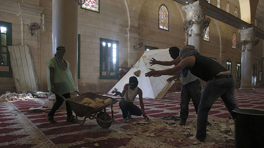 Jóvenes palestinos se preparan para resistir ante la Policía en el interior de la mezquita de Al Aqsa, en Jerusalén