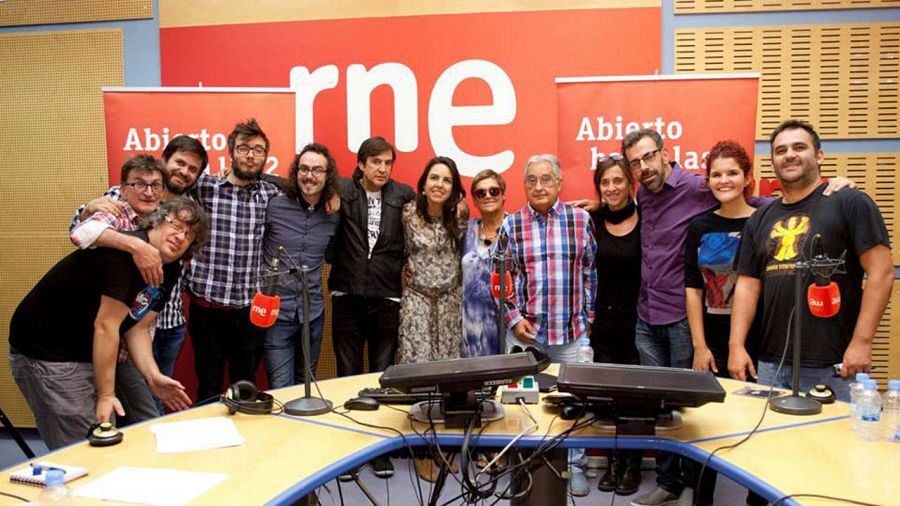 El cantante extremeño, con todo el equipo del programa