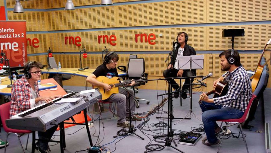 Manolo Tena, con su banda en el escenario de 'Abierto hasta las 2'