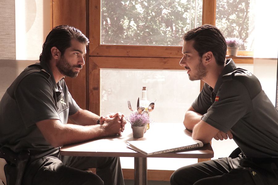 El teniente Robles con Lucky, el joven wue acaba de salir de la academia militar y que quiere ser como él