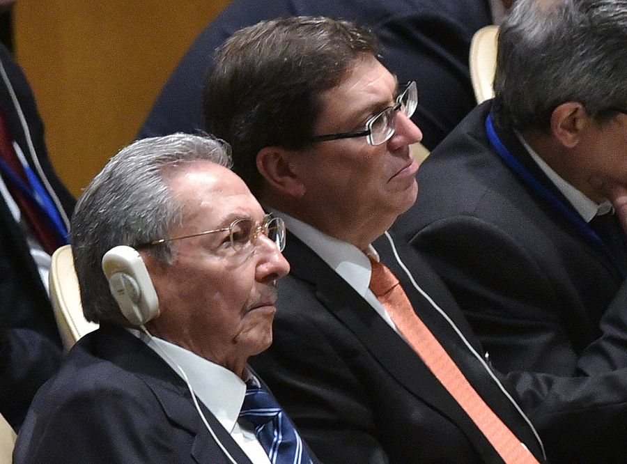 El presidente cubano, Raúl Castro, y su ministro de Exteriores escuchan atentamente el discurso de Obama.