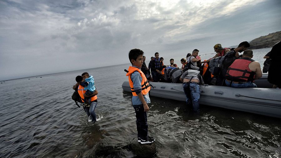 Refugiados llegan a la isla griega de Lesbos tras cruzar el Egeo desde Turquía, el 28 de septiembre.