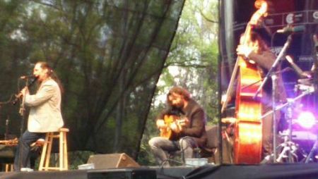 Jorge Pardo toca la flauta, acompañado de Josemi y Pablo, en el concierto del Centro de Artes Escénicas en México